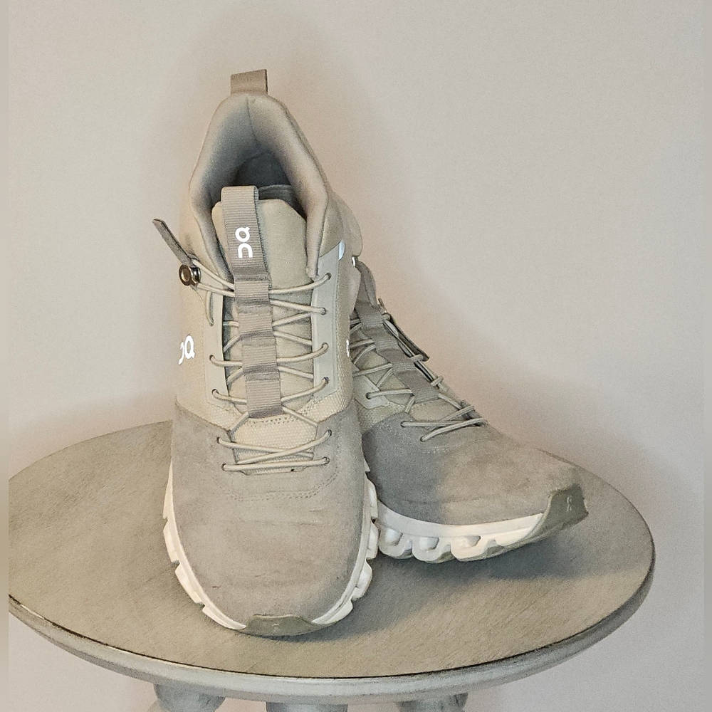 On Running Cloud Hi Sneakers in Glacier/Grey - Mid-Top
